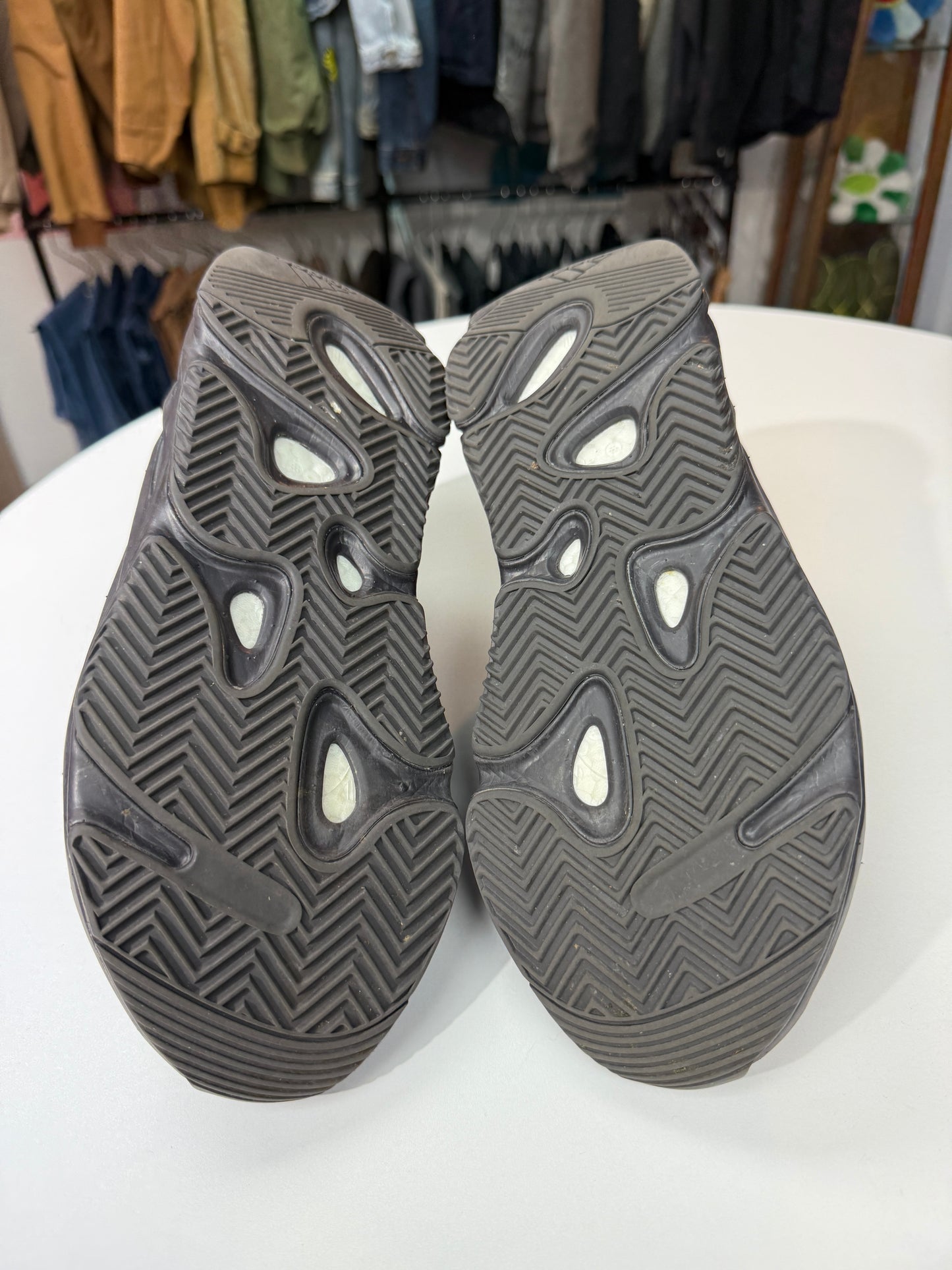Preowned Vanta Yeezy 700 V2