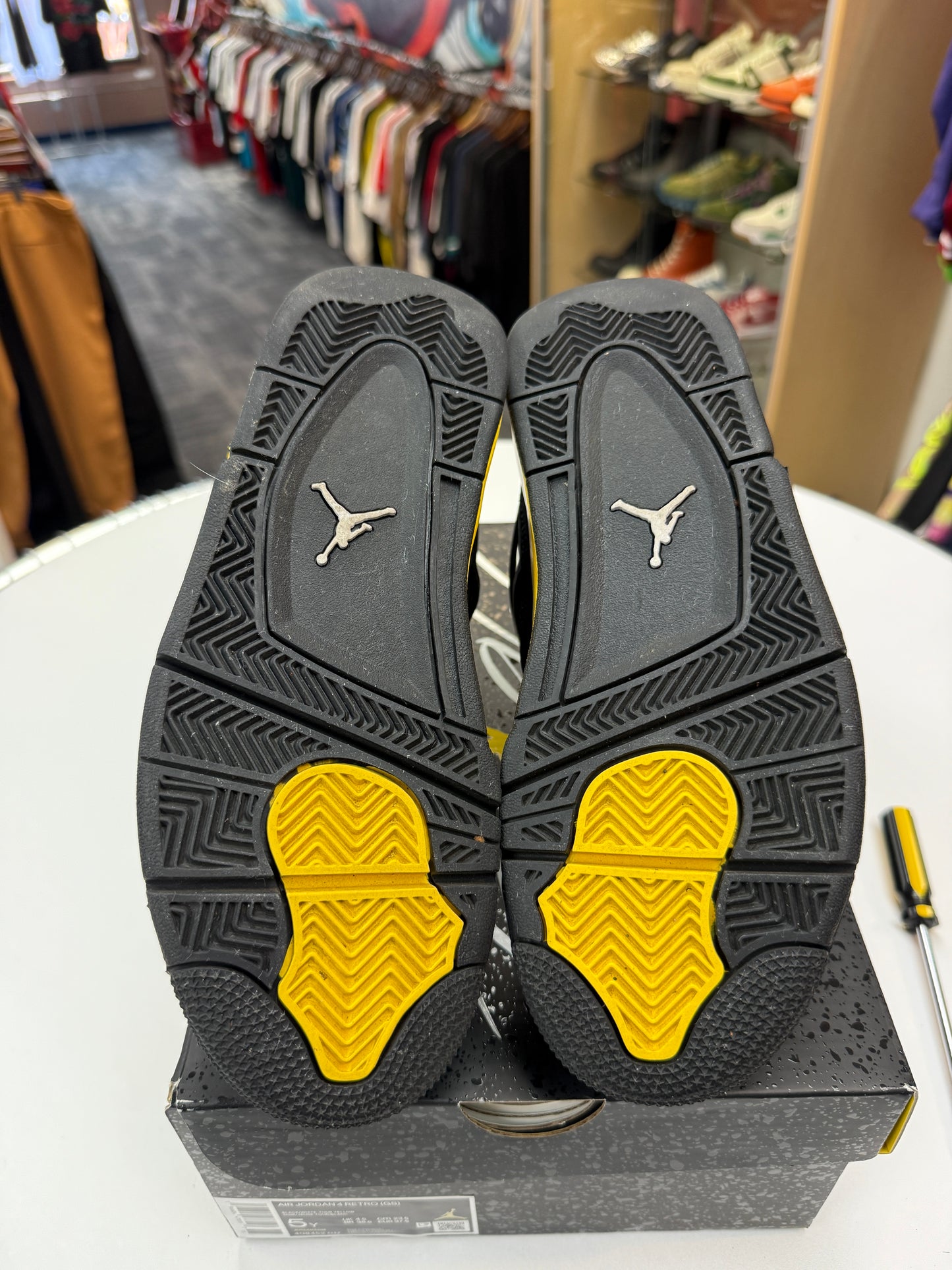 Preowned Thunder Jordan 4