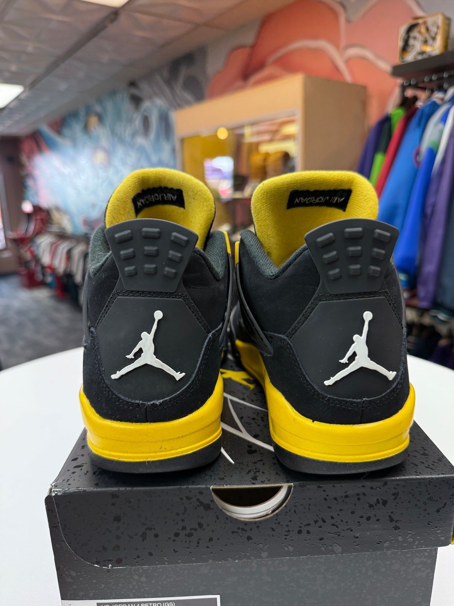 Preowned Thunder Jordan 4
