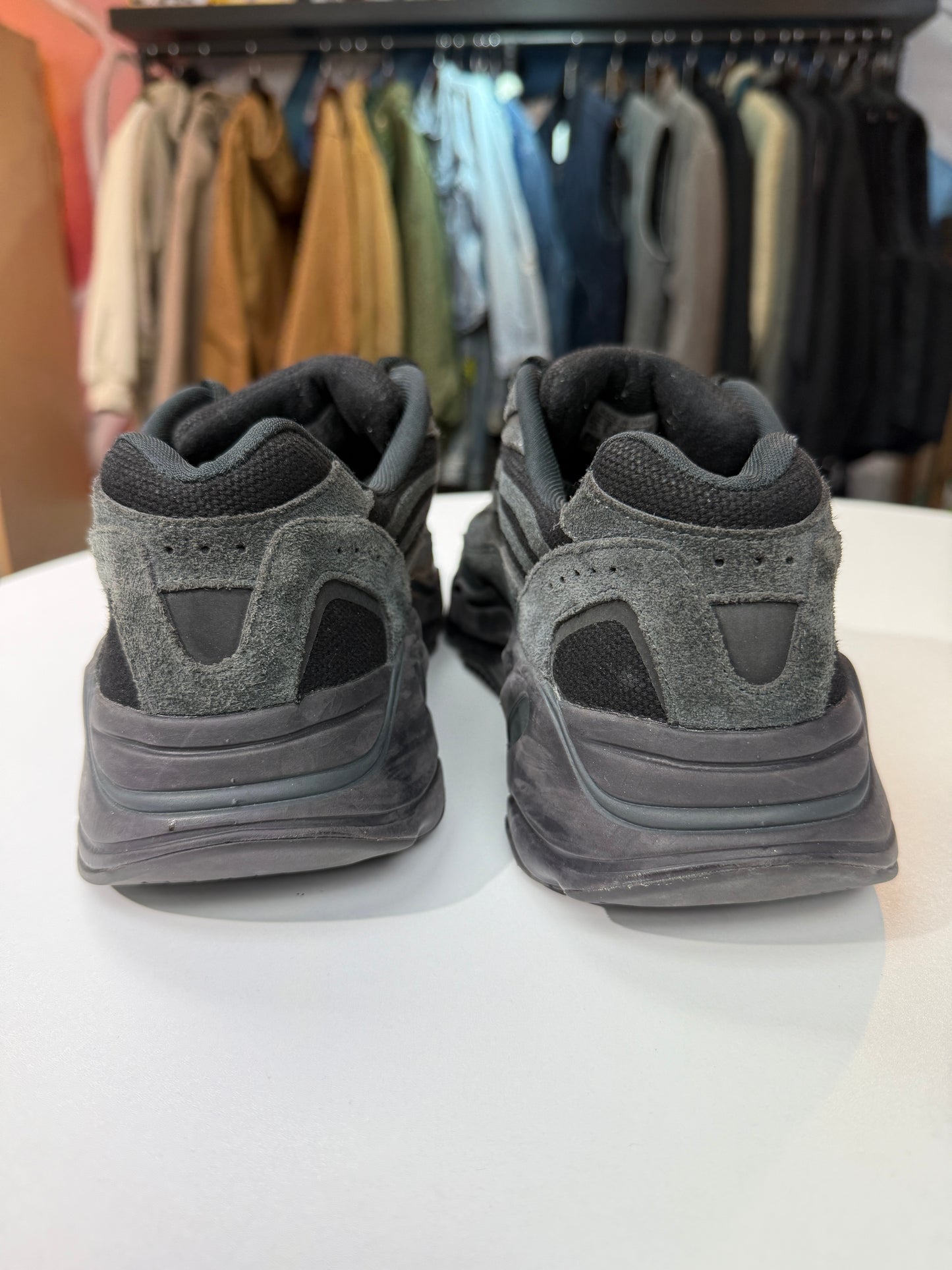 Preowned Vanta Yeezy 700 V2