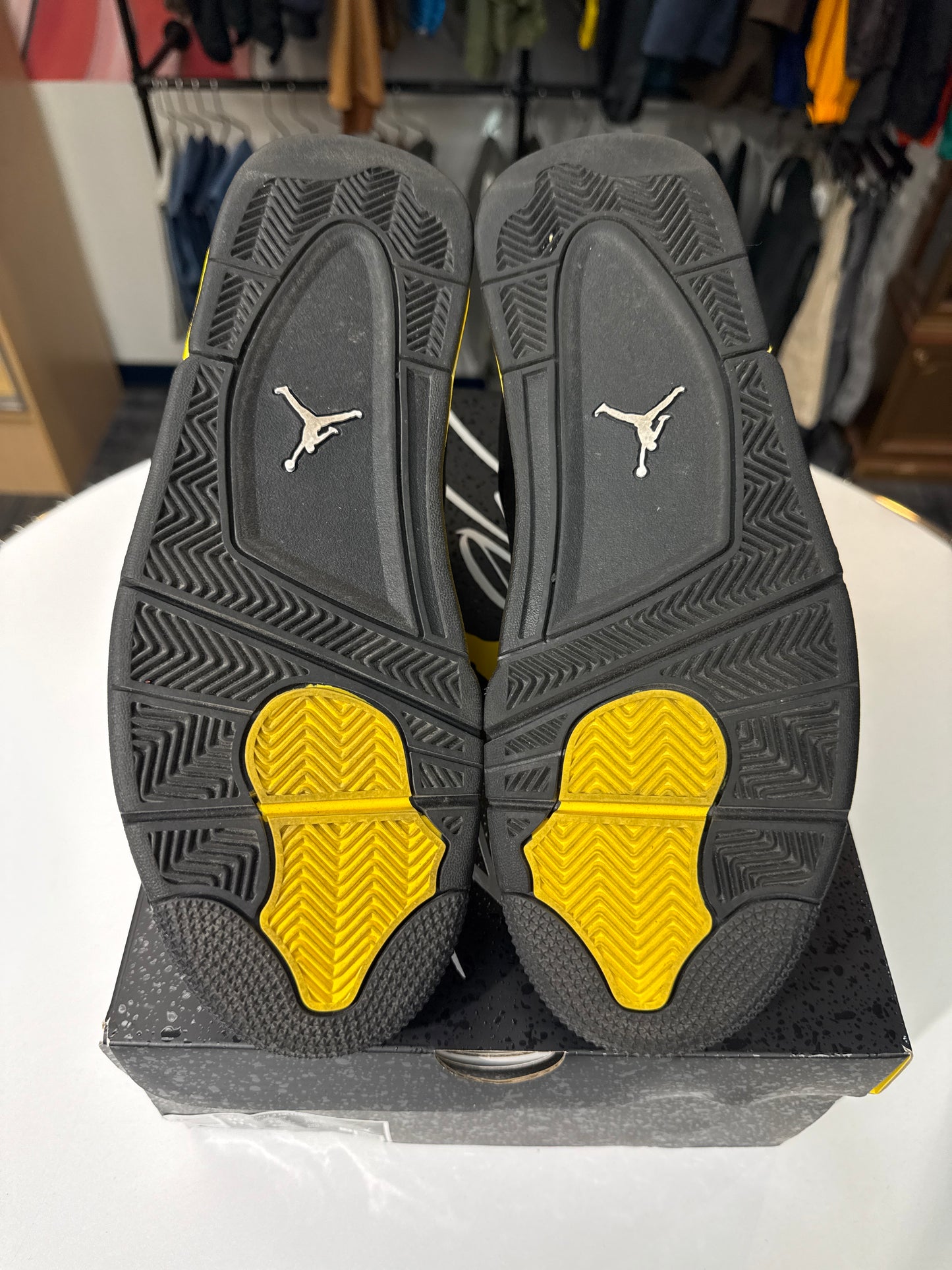 Preowned Jordan 4 Retro Thunder
