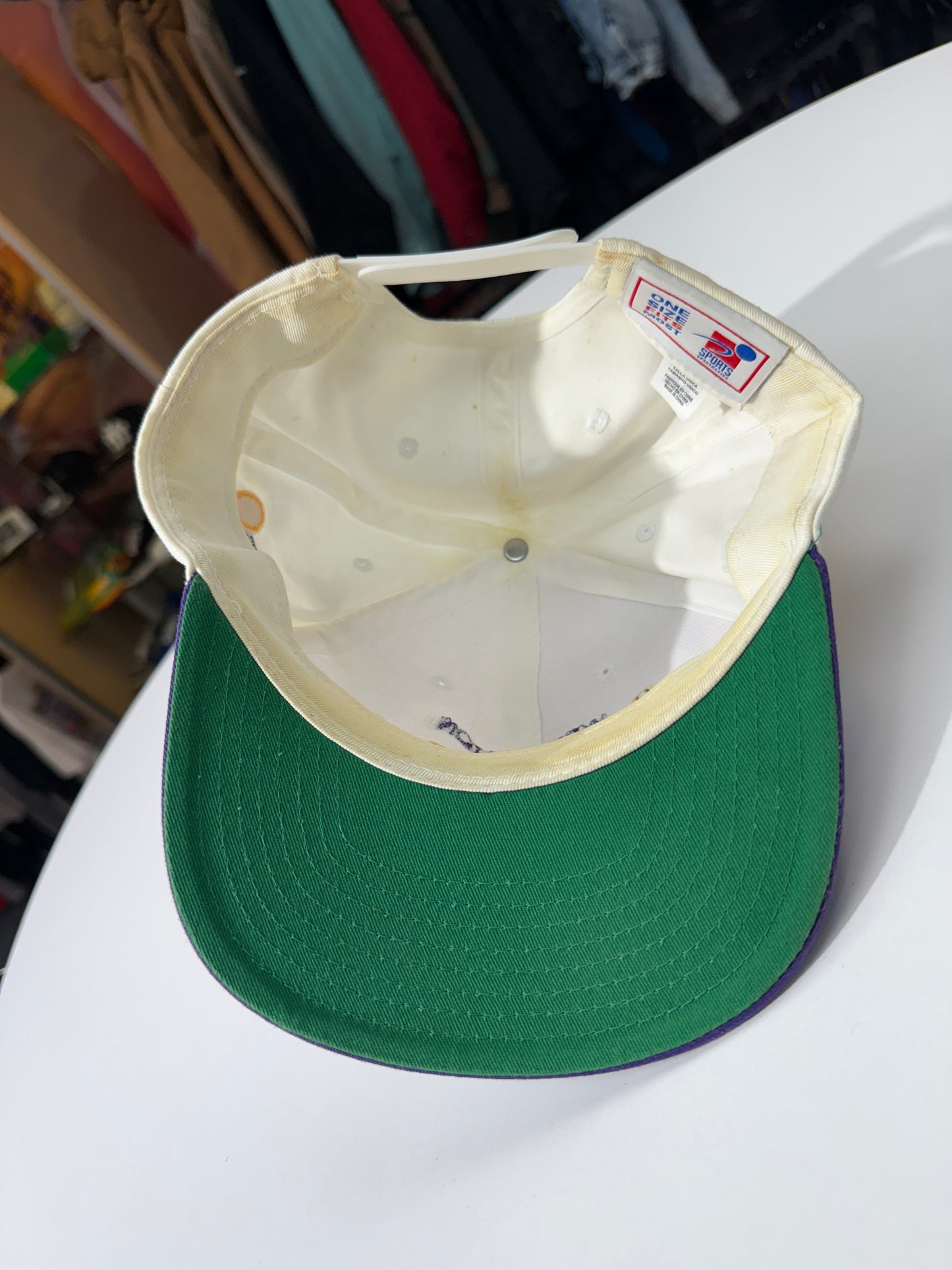 Vintage U Of W Huskies Sports Specialties Snap