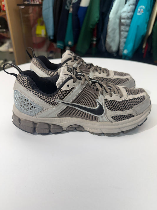 Preowned Cave Stone Nike Zoom Vomero 5