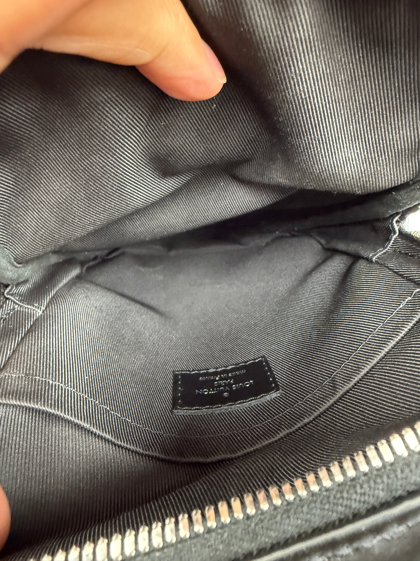 Louis Vuitton Damier Graphite 3D Amazone Sling Bag