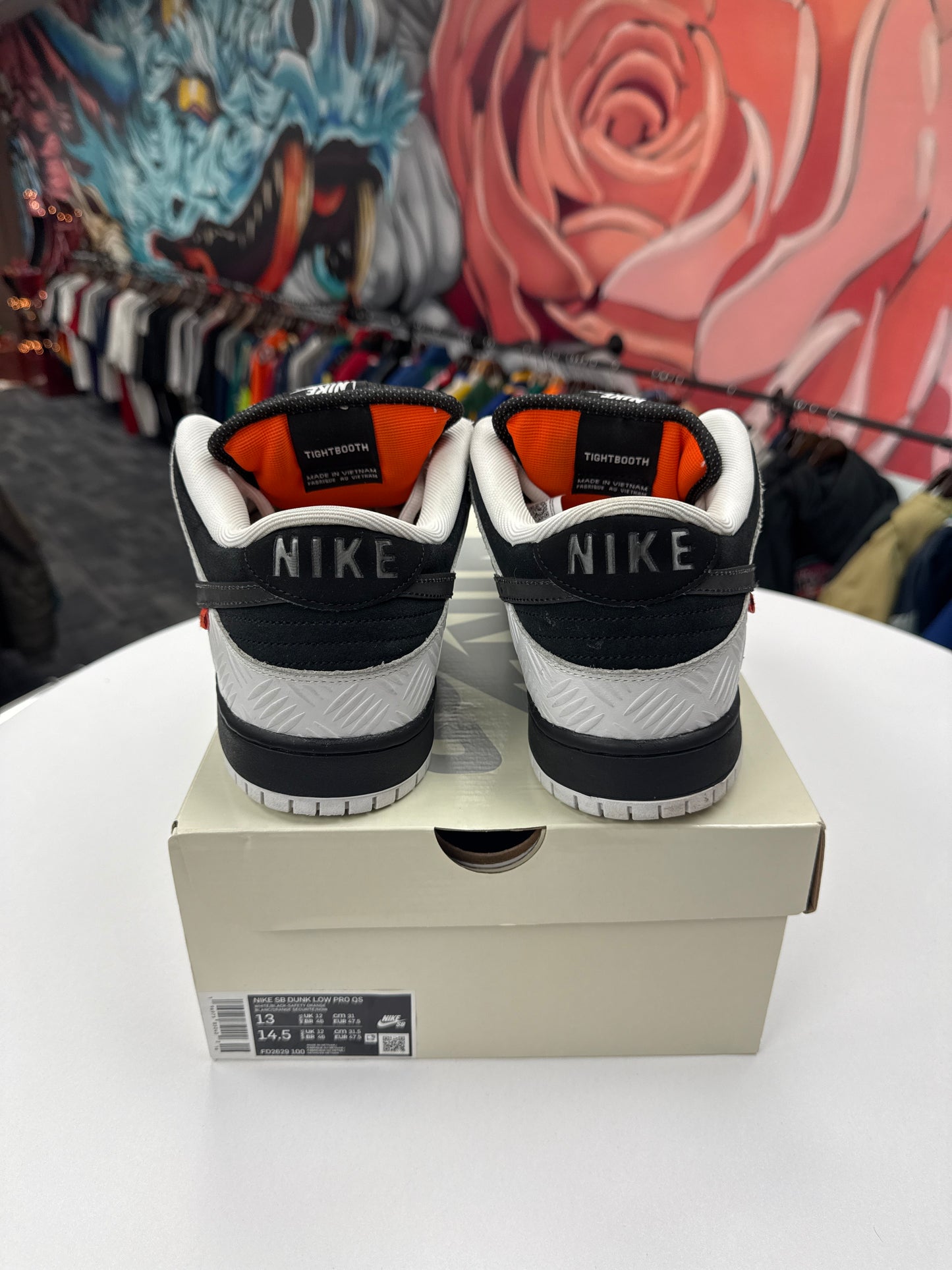 Preowned Nike SB TIGHTBOOTH