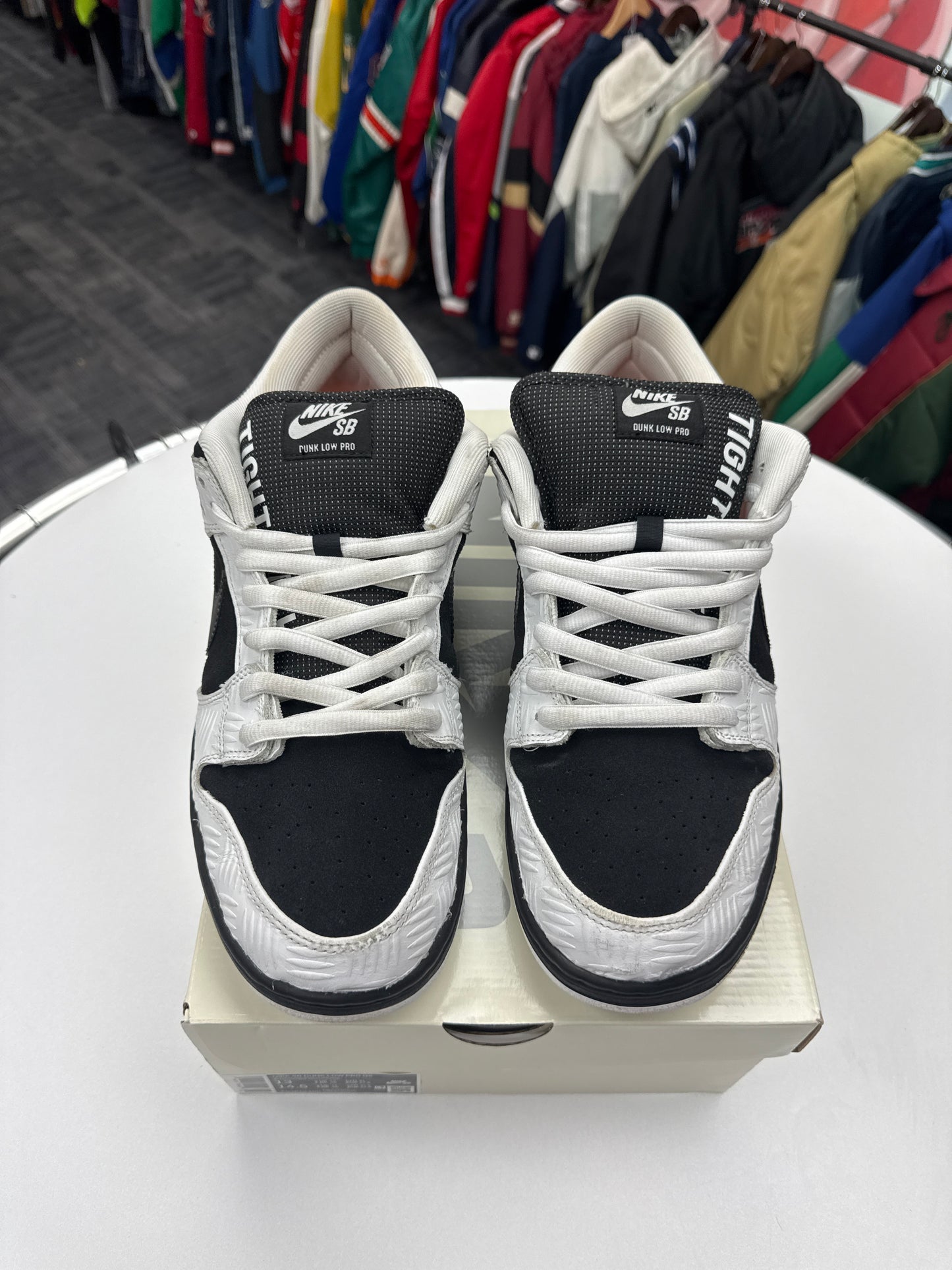 Preowned Nike SB TIGHTBOOTH