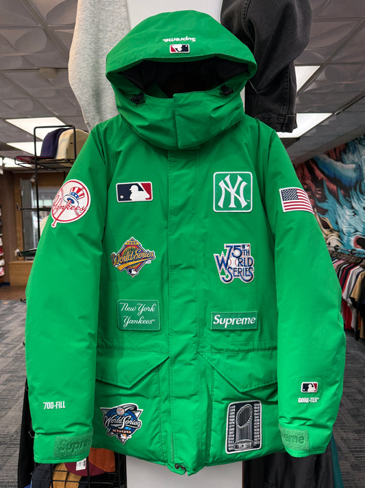 Supreme NY Yankees GORE-TEX 700-Fill Down Jacket