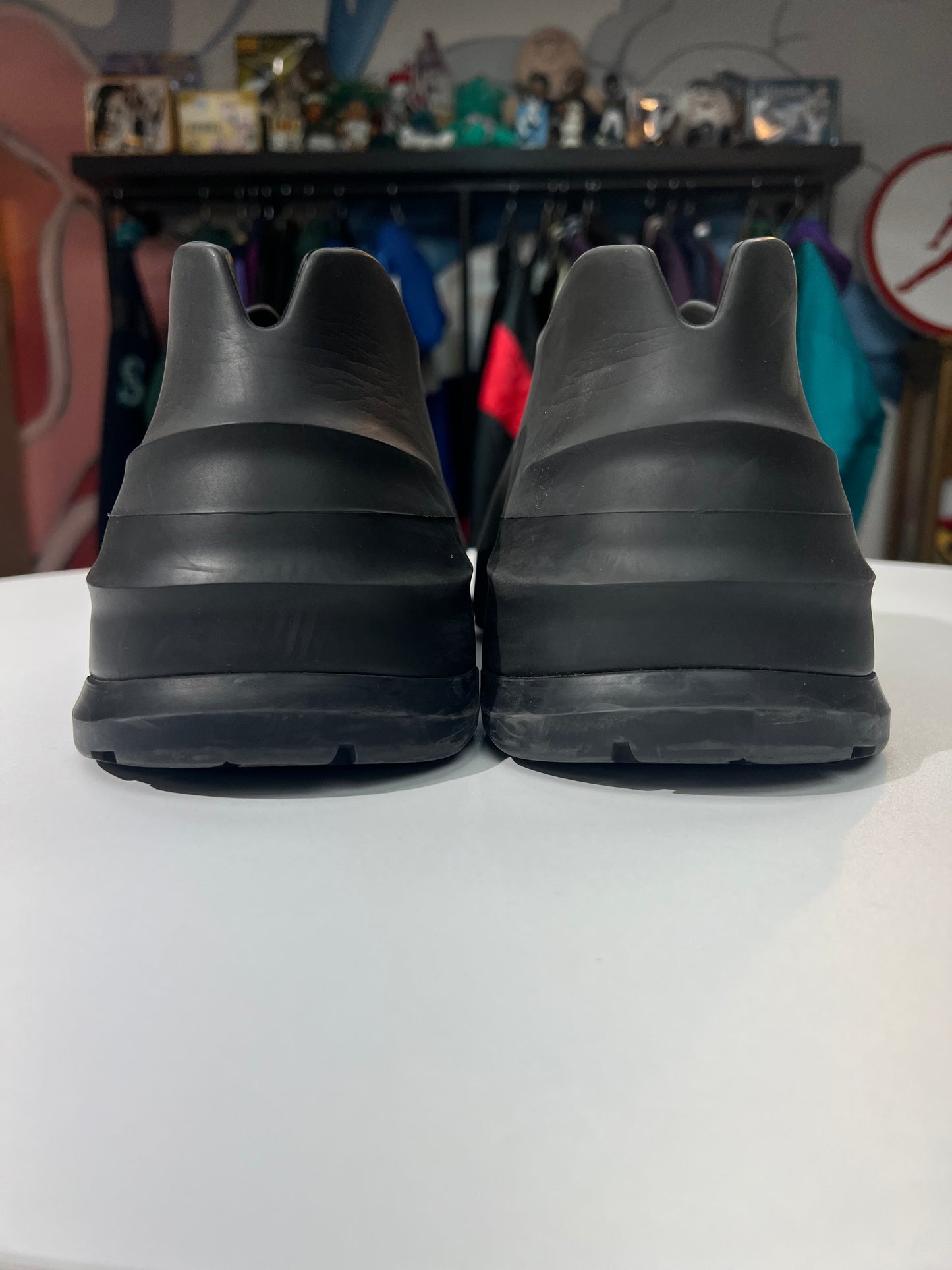 Preowned Givenchy Monumental Mallow low slip-on