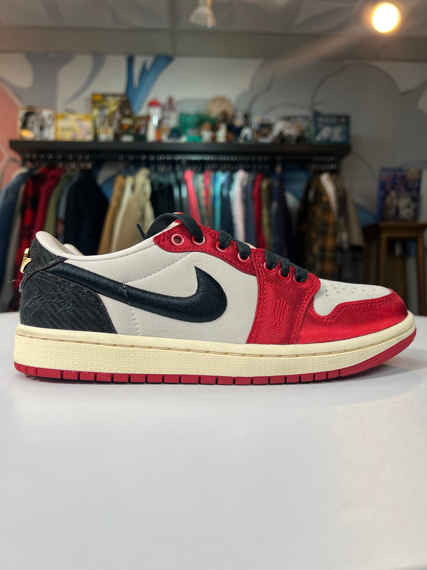 Preowned Jordan 1 Retro Low OG Trophy Room