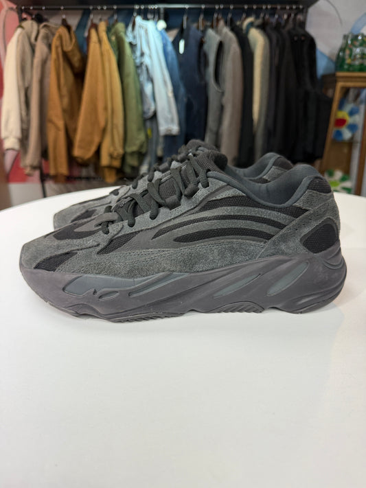 Preowned Vanta Yeezy 700 V2