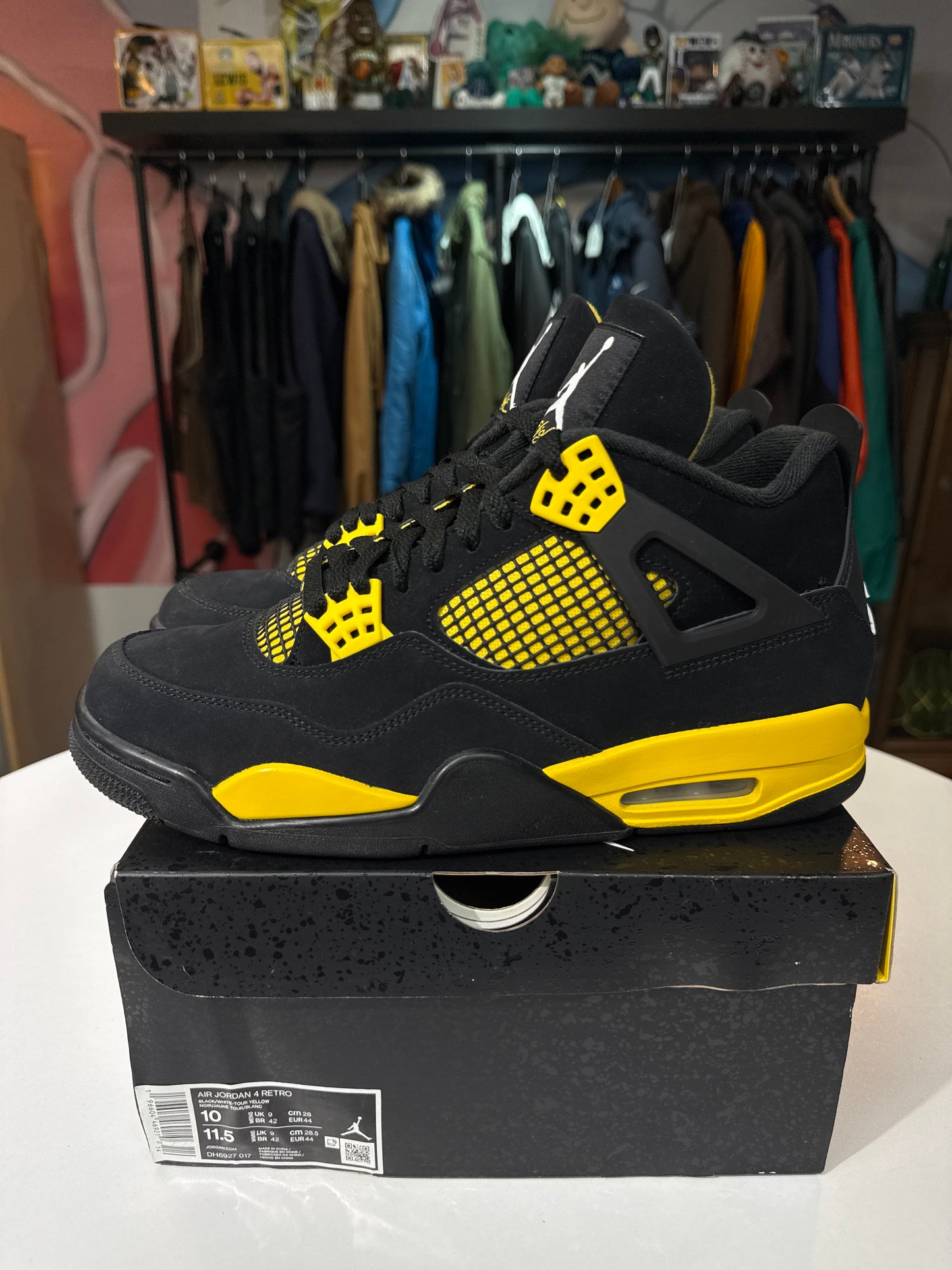 Preowned Jordan 4 Retro Thunder