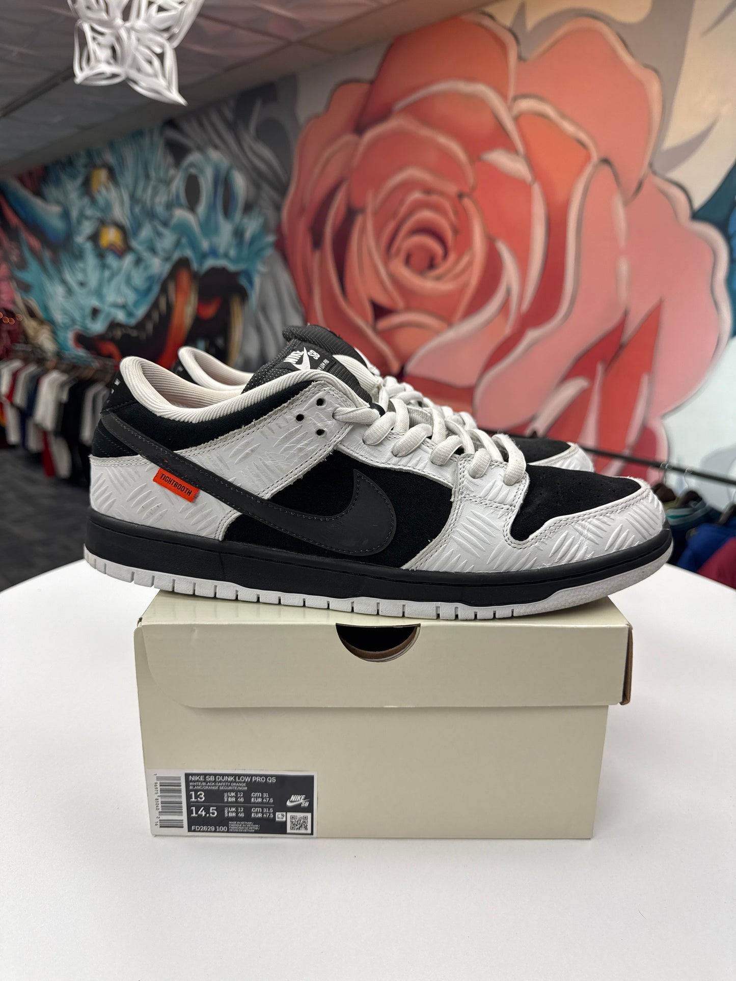 Preowned Nike SB TIGHTBOOTH