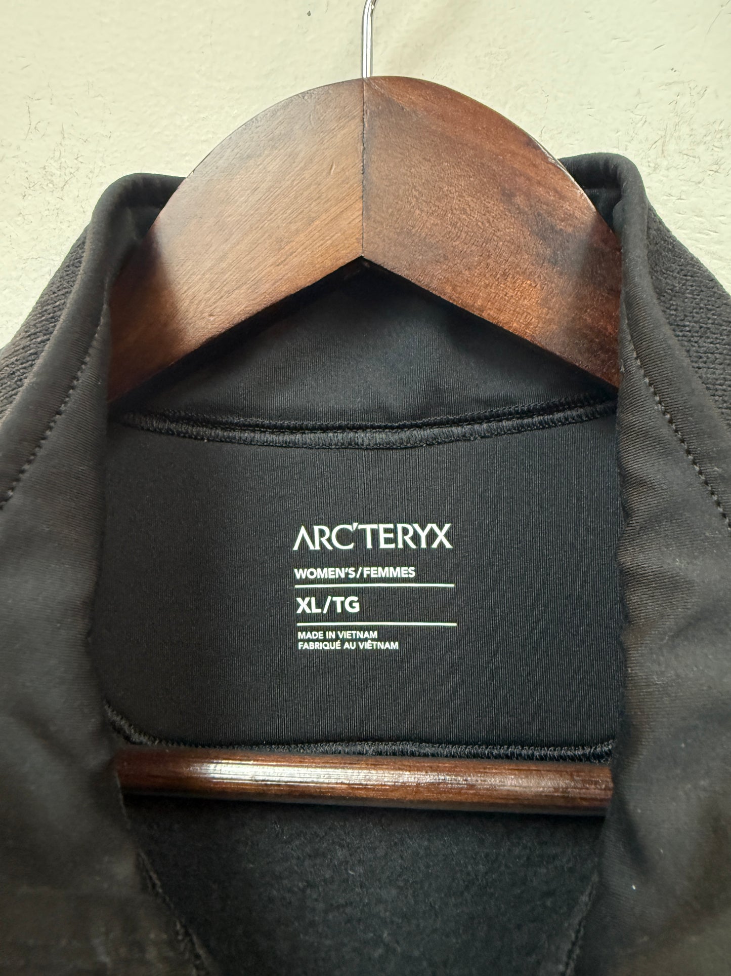 New Arc’teryx Woman’s Covert Zip Up