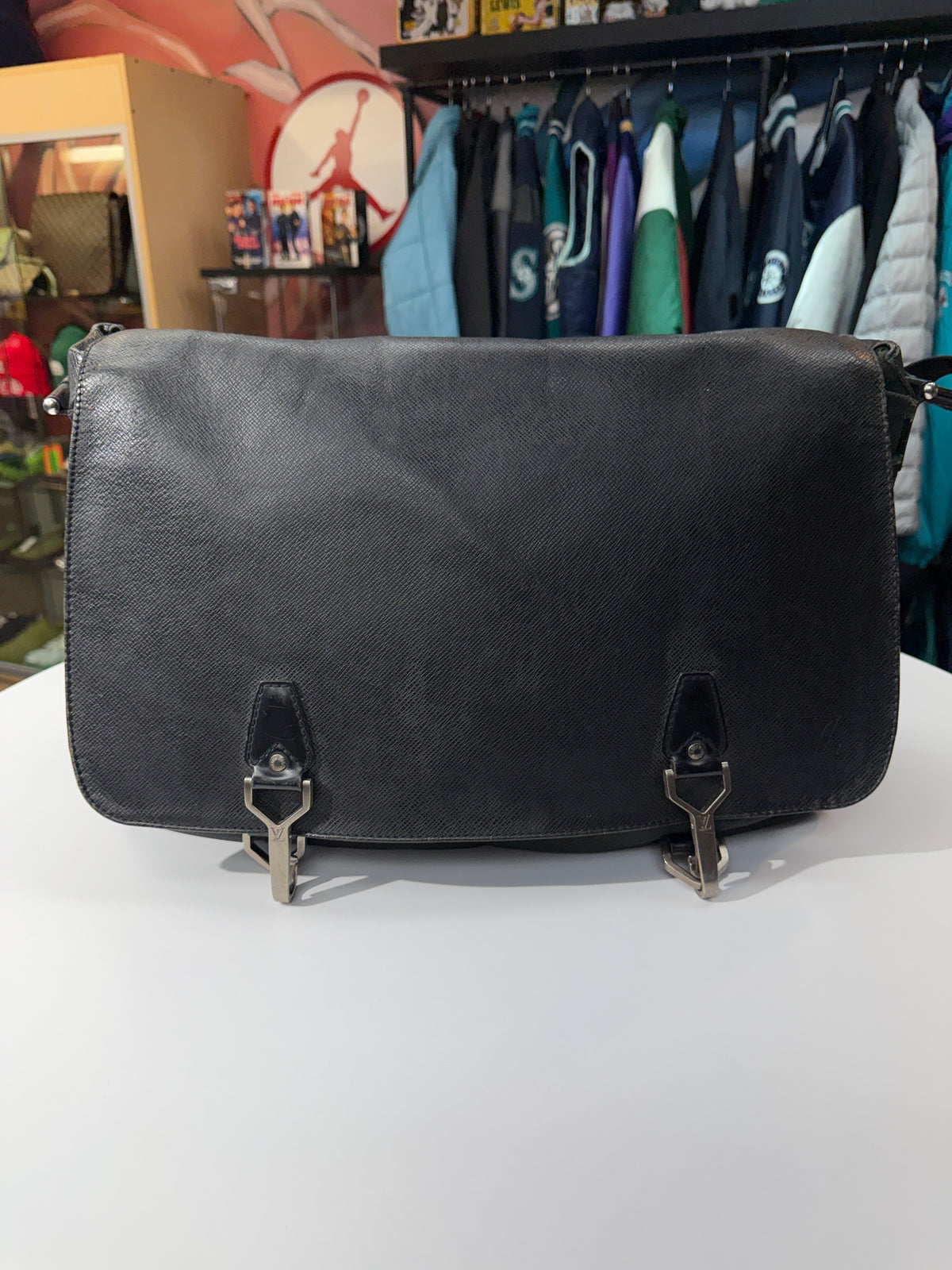 LV Taiga Dersou Messenger Bag