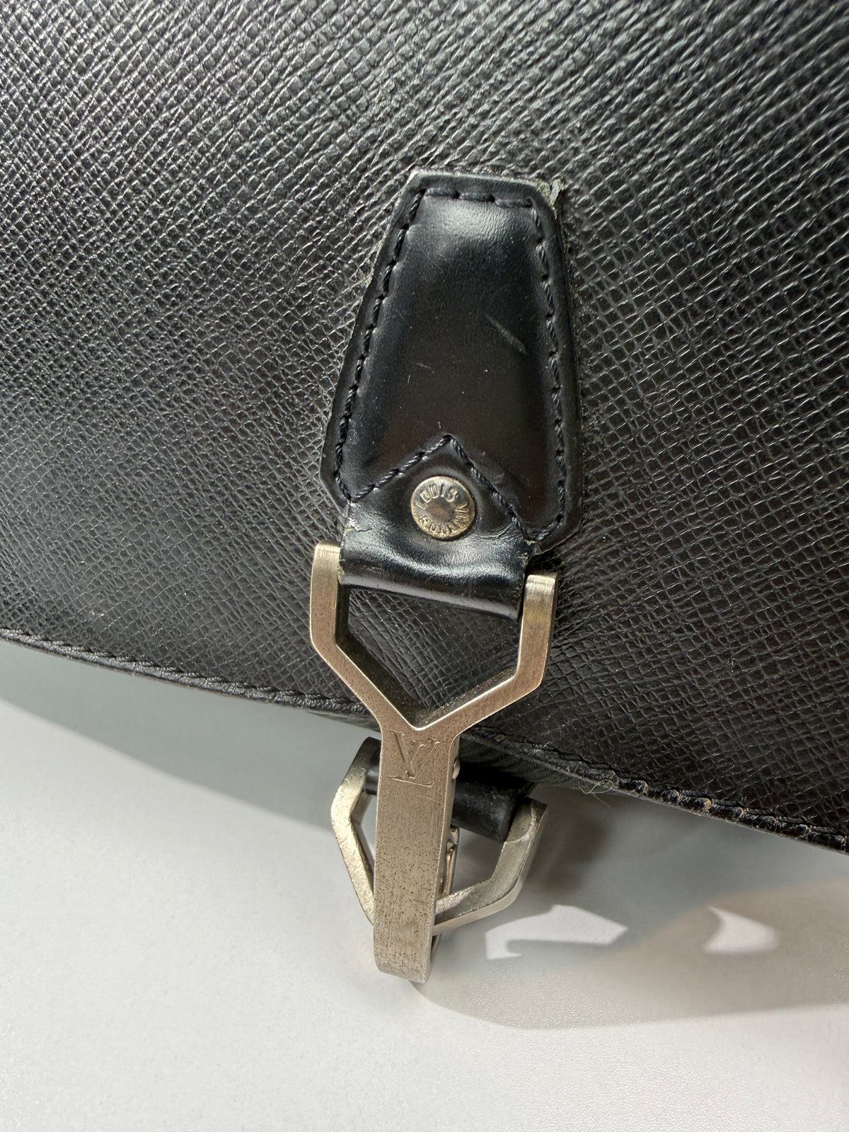 LV Taiga Dersou Messenger Bag