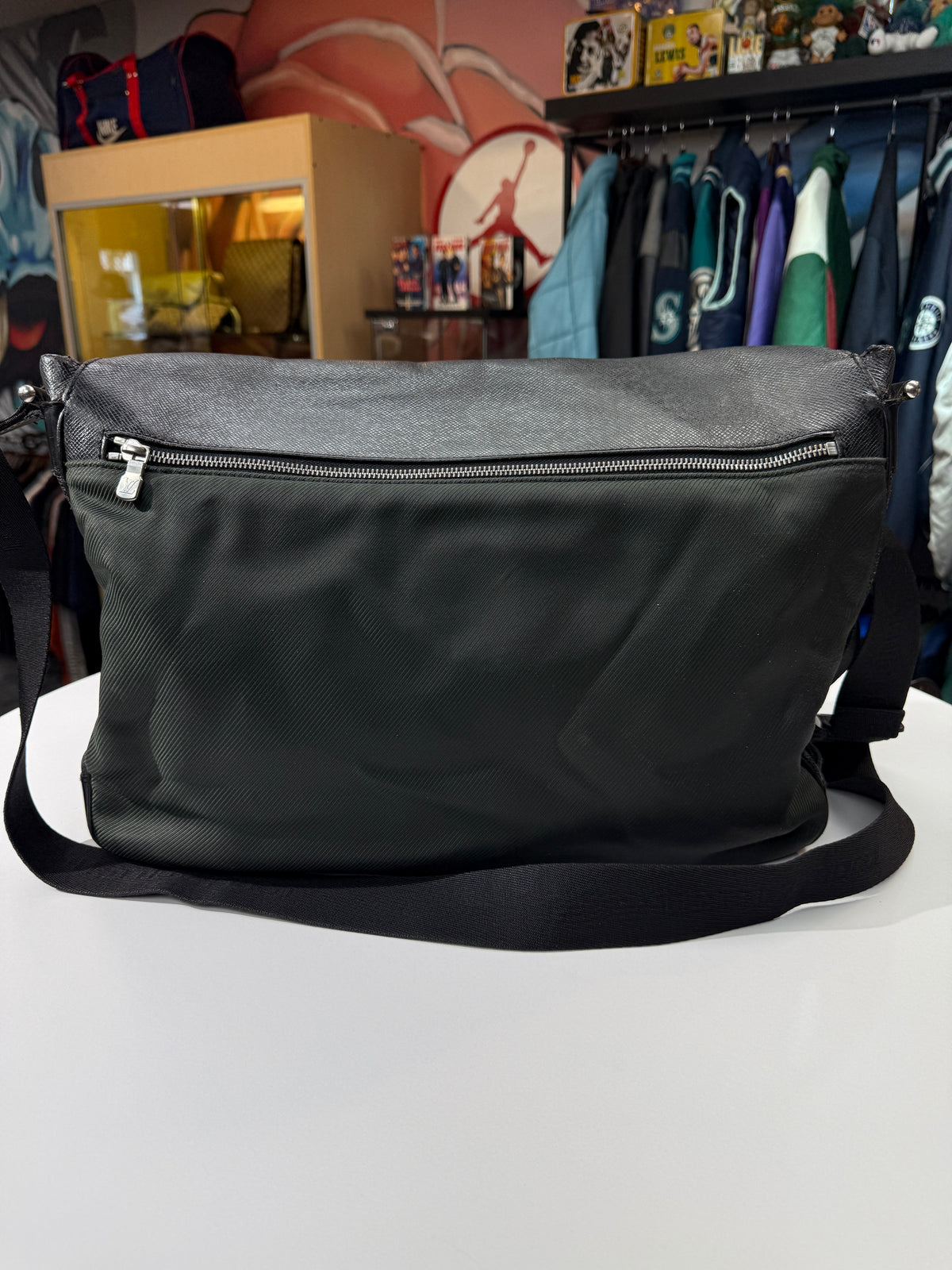 LV Taiga Dersou Messenger Bag