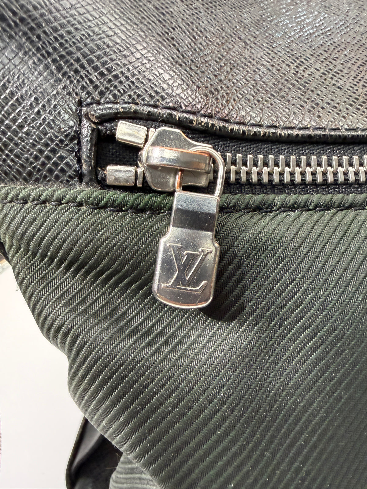 LV Taiga Dersou Messenger Bag