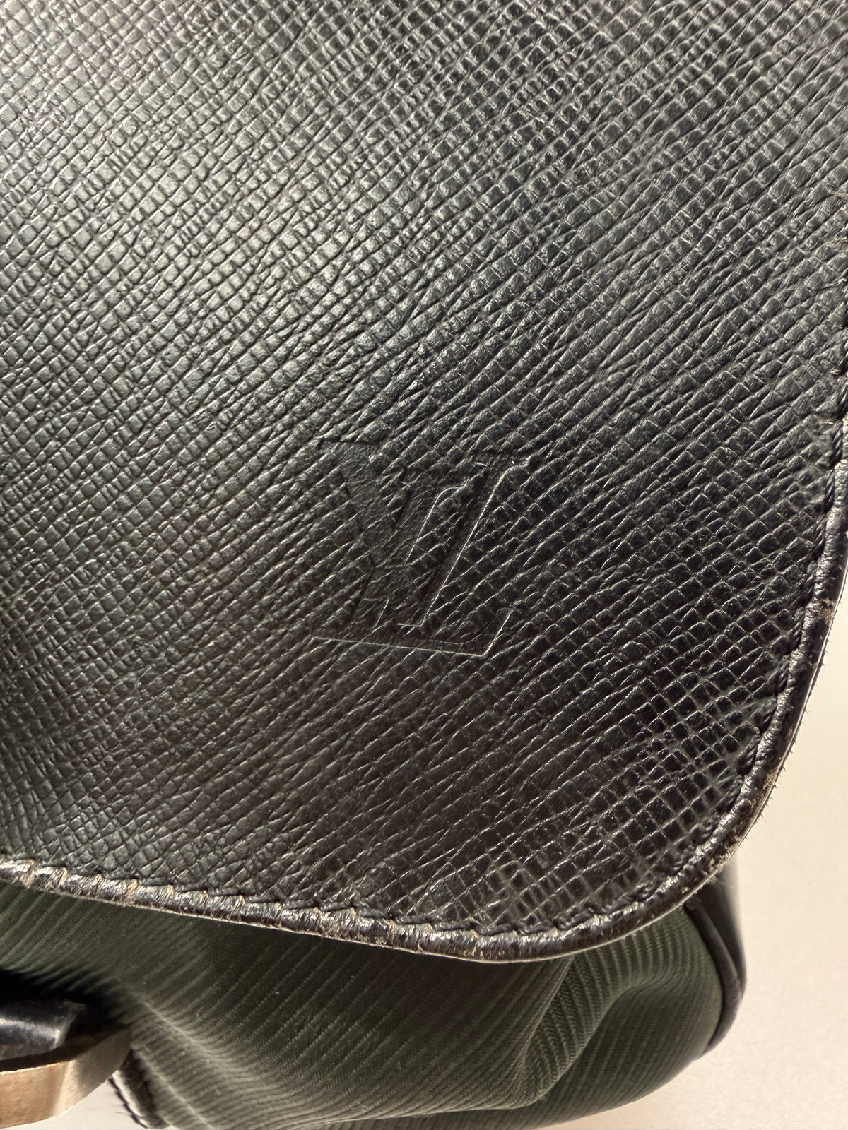 LV Taiga Dersou Messenger Bag